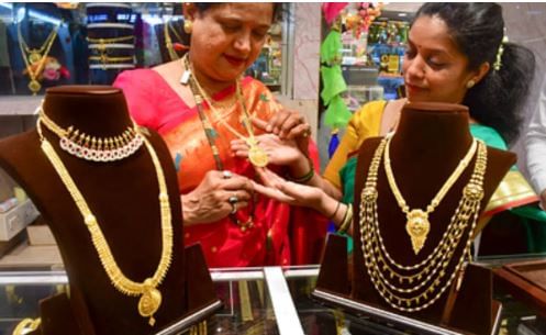 गेल्या दहा दिवसांत सोन्याच्या दरात तब्बल 10 हजार रुपयांनी तर चांदीच्या दरात 25 हजारांची घसरण झाली होती. आता पुन्हा एकदा सोनं, चांदी वधारू लागलं आहे. त्यामुळे भविष्यात सोने असेच महागणार असा प्रश्न उपस्थित केला जातोय.