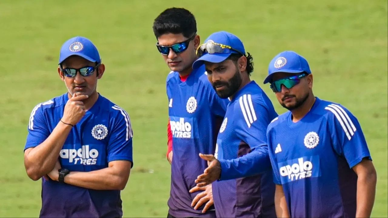 रवींद्र जडेजा कसोटी क्रिकेटच्या इतिहासात 300 विकेट्स आणि 4 हजार धावा करणारा चौथा ऑलराउंडर होण्यासाठी सज्ज आहे. जडेजा अशी कामगिरी करण्यापासून फक्त 10 धावा दूर आहे. (Photo Credit: PTI)