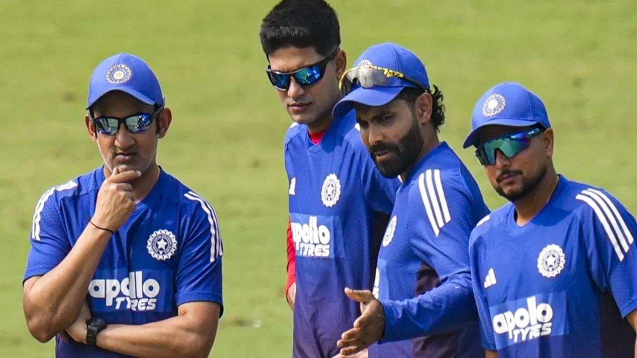 टीम इंडियाने मंगळवारी 14 ऑक्टोबरला दुसऱ्या आणि अंतिम कसोटी सामन्यातील पाचव्या दिवशी वेस्ट इंडिजवर 7 विकेट्सने मात केली. भारताने यासह ही मालिका 2-0 अशा फरकाने जिंकली. यानंतर हेड कोच गौतम गंभीर यांनी  पत्रकार परिषदेला संबोधित केलं. "कॅप्टन शुबमन गिल याला मेंटल कंडीशनिग कोचची गरज आहे का?" असा प्रश्न विचारण्यात आला. यावर गंभीरने काय उत्तर दिलं? जाणून घेऊयात. (Photo CrediT : PTI)