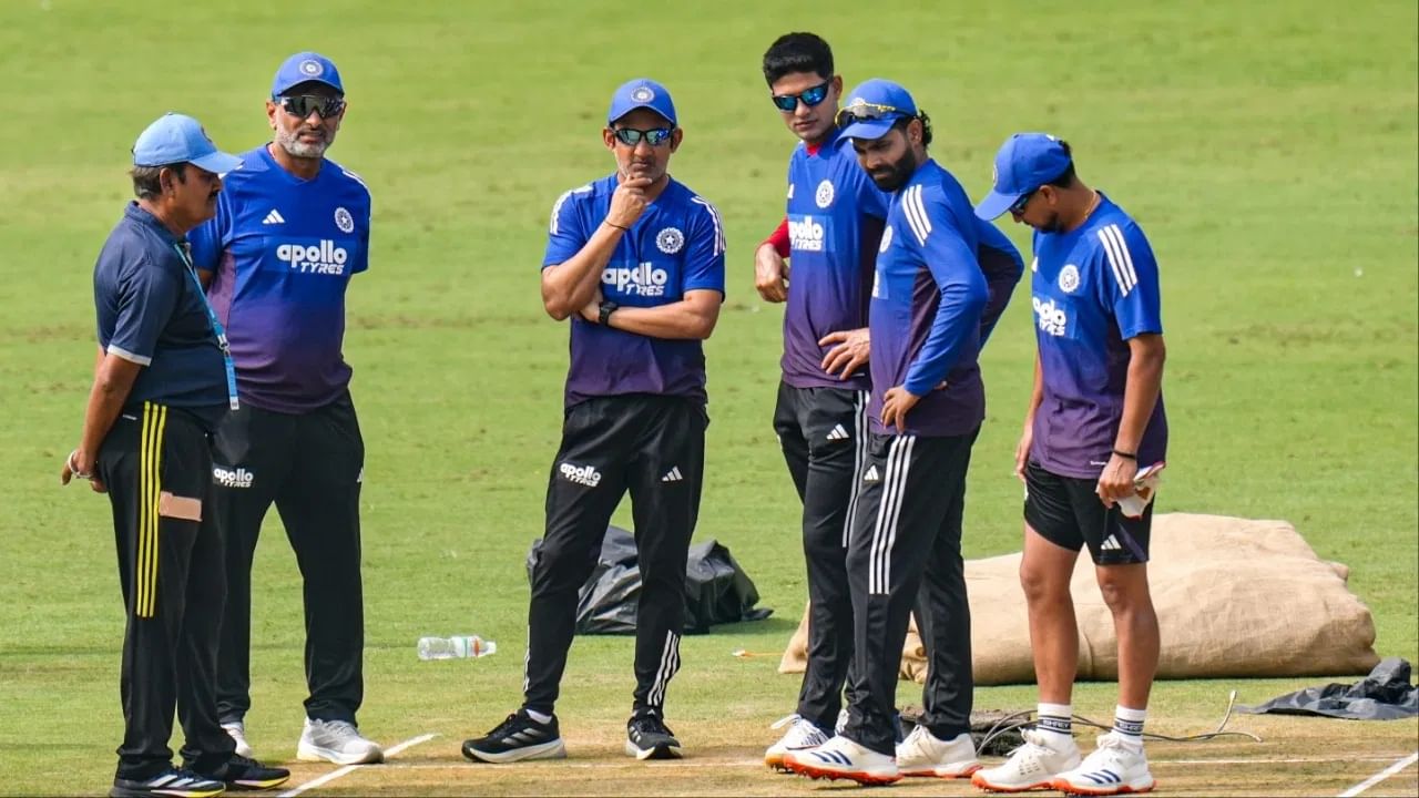 टीम इंडिया विरुद्ध वेस्ट इंडिज यांच्यातील दुसरा कसोटी सामना हा नवी दिल्लीतील अरुण जेटली स्टेडियममध्ये होत आहे. हा सामना ऐतिहासिक ठरण्याची दाट शक्यता आहे. चाहत्यांना अपेक्षित असं झाल्यास जवळपास 5 हजार दिवसांनी कसोटी क्रिकेटच्या इतिहासात असं पहिल्यादाच होईल. (Photo Credit: PTI)