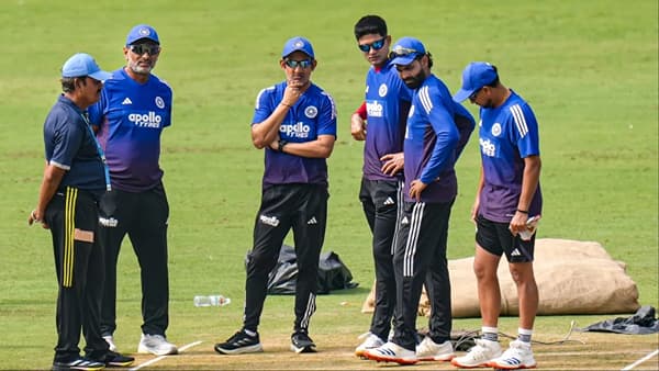 टीम इंडिया विरुद्ध वेस्ट इंडिज यांच्यातील दुसरा कसोटी सामना हा नवी दिल्लीतील अरुण जेटली स्टेडियममध्ये होत आहे. हा सामना ऐतिहासिक ठरण्याची दाट शक्यता आहे. चाहत्यांना अपेक्षित असं झाल्यास जवळपास 5 हजार दिवसांनी कसोटी क्रिकेटच्या इतिहासात असं पहिल्यादाच होईल. (Photo Credit: PTI)