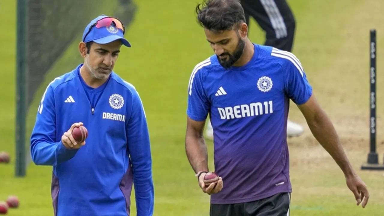 टीम इंडियाने गंभीरच्या मार्गदर्शनात  तब्बल 378 दिवसांनी कसोटी मालिका जिंकली. टीम इंडियाने गंभीरच्या मार्गदर्शनात अखेरची कसोटी मालिका बांगलादेश विरुद्ध जिंकली होती. त्यानंतर टीम इंडियाला ऑस्ट्रेलिया विरुद्ध (BGT) पराभूत व्हावं लागलं. तर टीम इंडियाने इंग्लंड विरुद्धची मालिका 2-2 बरोबरीत सोडवली.  (Photo CrediT : PTI)