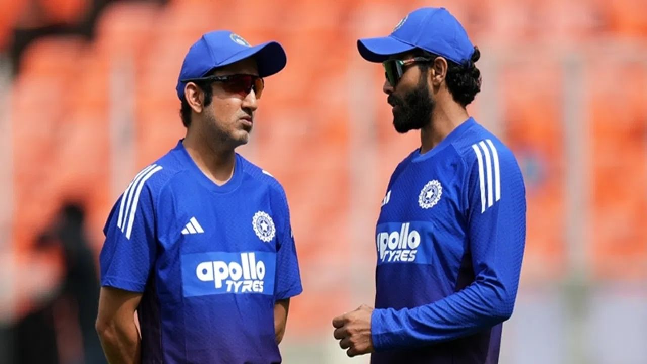 कोणत्याही स्थितीत मला टीममध्ये खेळीमेळीचं वातावरण ठेवायचं आहे असं गंभीरने म्हटलं. "टीम जेव्हा जिंकत असते तेव्हा प्रत्येक खेळाडू हा चांगल्या स्थितीत असतो. मात्र जेव्हा विजय होत नाही तेव्हा खेळाडूंना चांगल्या माहोलमध्ये ठेवायचं आहे", असं गंभीरने नमूद केलं. (Photo CrediT : PTI)