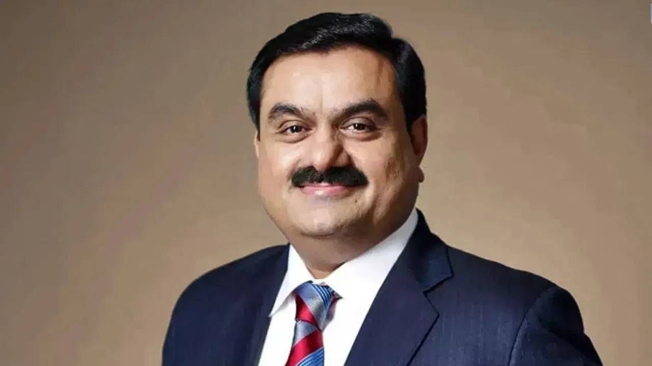 अदानी समूहाचा आयपीएलमध्ये रस सर्वज्ञात आहे. 2022 मध्ये बीसीसीआयने दोन नवीन संघ विकले तेव्हा अदानी समूह गुजरात संघ घेण्यापासून वंचित राहिला. दुसरीकडे, जिंदाल ग्रुपकडे दिल्ली कॅपिटल्समध्ये 50 टक्के हिस्सा आहे. पण त्यांनी आरसीबीसाठी बोली लावली तर त्यांना दिल्ली फ्रेंचायझीतून बाहेर पडावे लागेल. (Photo- TV9 Network)