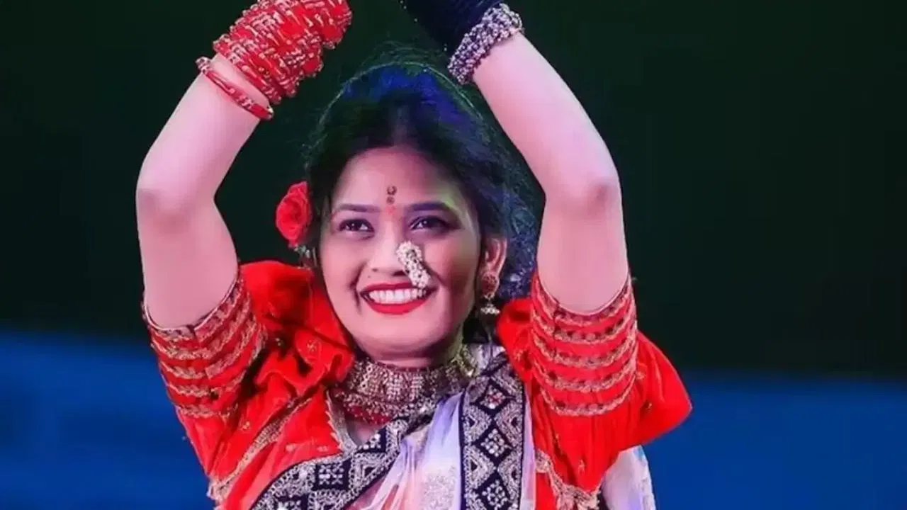 सध्या नृत्यांगना गौतमी पाटील ही चांगलीच चर्चेत आहे. नेहमीच चाहत्यांना तिच्याविषयी जाणून घेण्याची उत्सुकता असते. पण तुम्हाला गौतमी पाटील एका महिन्याला किती पैसे कमावते? हे माहिती आहे का? चला जाणून घेऊया...