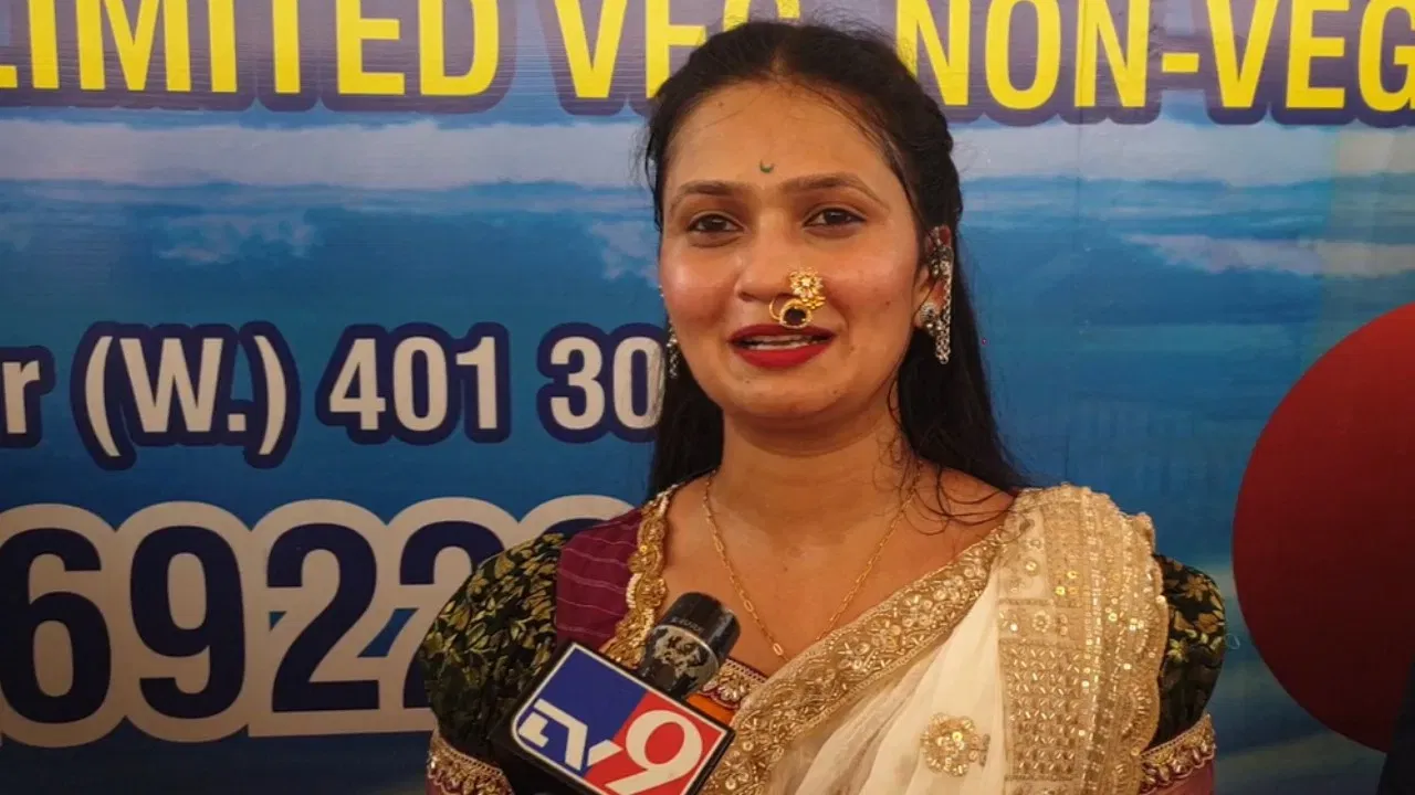 प्रसिद्ध नृत्यांगणा गौतमी पाटीलने तरुणाईवर चांगली मोहिनी घातली आहे. सबसे कातिल गौतमी पाटील म्हणून तिने ख्याती मिळवली आहे. गौतमी पाटीलच्या कार्यक्रम तुफान गर्दी होताना आपण पाहिले आहे. मग तो कार्यक्रम कुठेही असो. अनेकदा होणाऱ्या गोंधळामुळे तिचे कार्यक्रम रद्द करण्यात आले आहे. पण ती या कार्यक्रमांमधून किती कमावते माहिती आहे का?