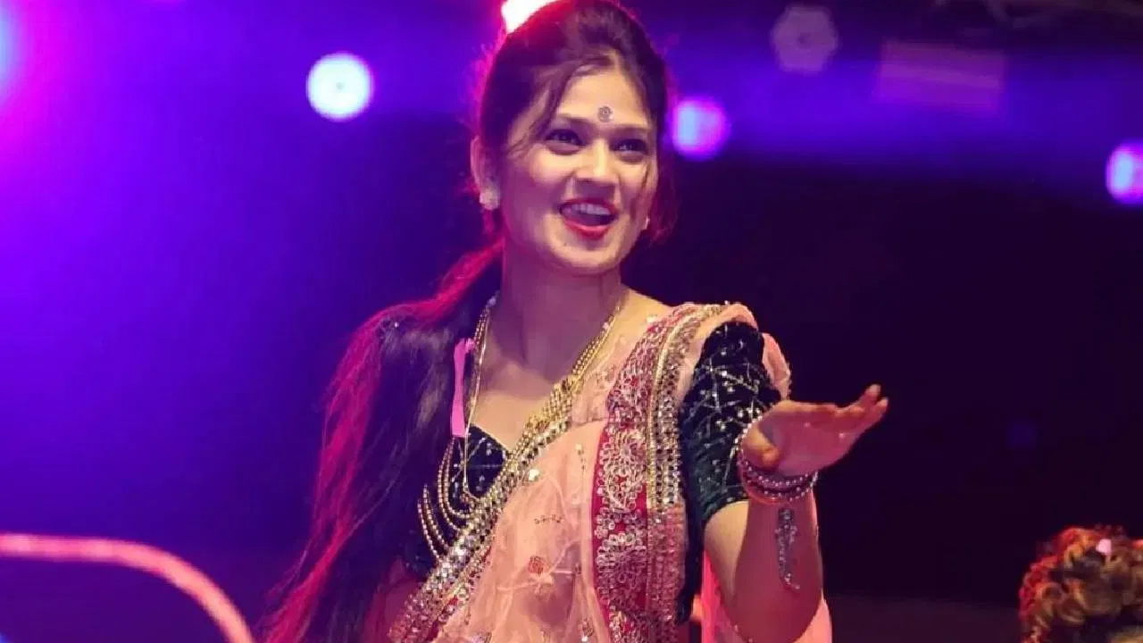 गौतमी साध्या कार्यक्रमासाठी 1 ते 3 लाख रुपये मानधन घेते. ती महिन्याला अनेकठिकाणी कार्यक्रम करते. त्यामुळे तेव्हाही तिची चांगली कमाई होती.