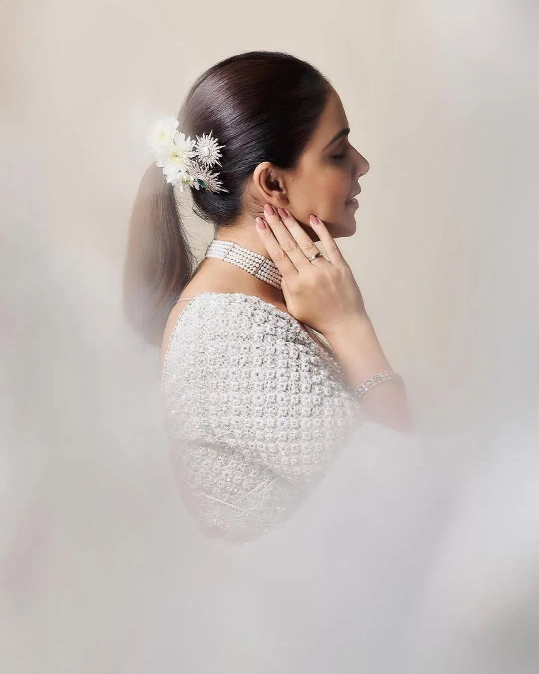  जिनिलिया कायम चाहत्यांना फॅशन गोल्स देत असते. चाहत्यांना देखील अभिनेत्रीचा प्रत्येक लूक आवडतो. अभिनेत्री  कायम वेगवेगळ्या लूकमध्ये फोटो पोस्ट करत असते. 