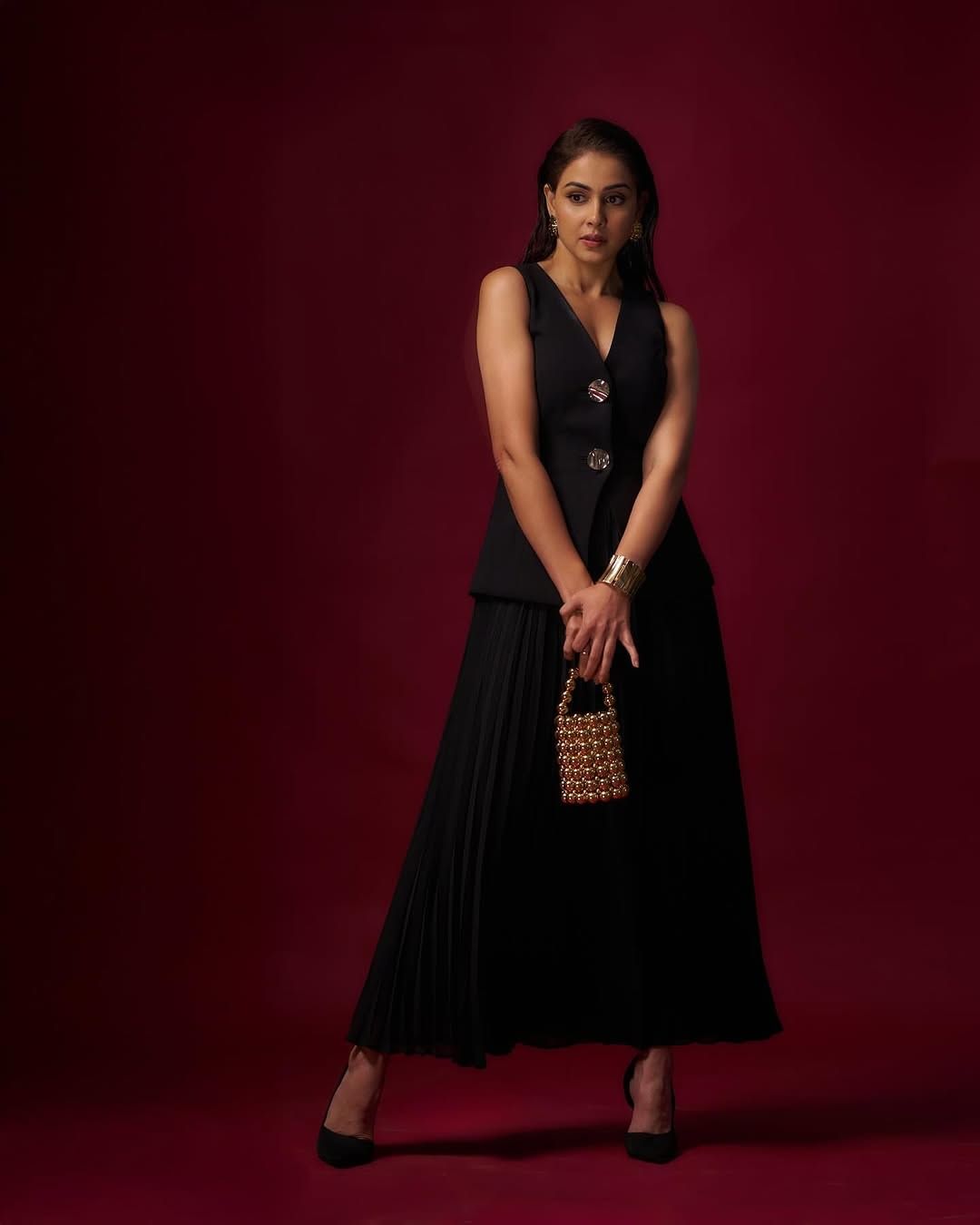 सोशल मीडियावर देखील जिनिलिया कायम सक्रिय असते आणि चाहत्यांना फॅशन गोल्स देत असते. आता देखील तिचे काही फोटो सोशल मीडियावर व्हायरल होत आहेत. 