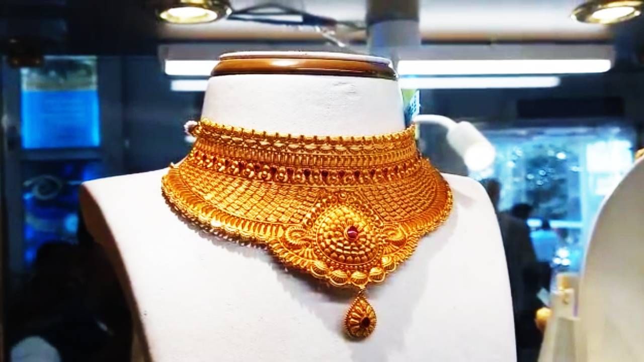 अवघ्या पंधरा मिनिटात चांदी पुन्हा एक हजार रुपयांनी स्वस्त झाली. एकाच दिवसात चांदीत 6 हजार रुपयांची मोठी घसरण झाली.