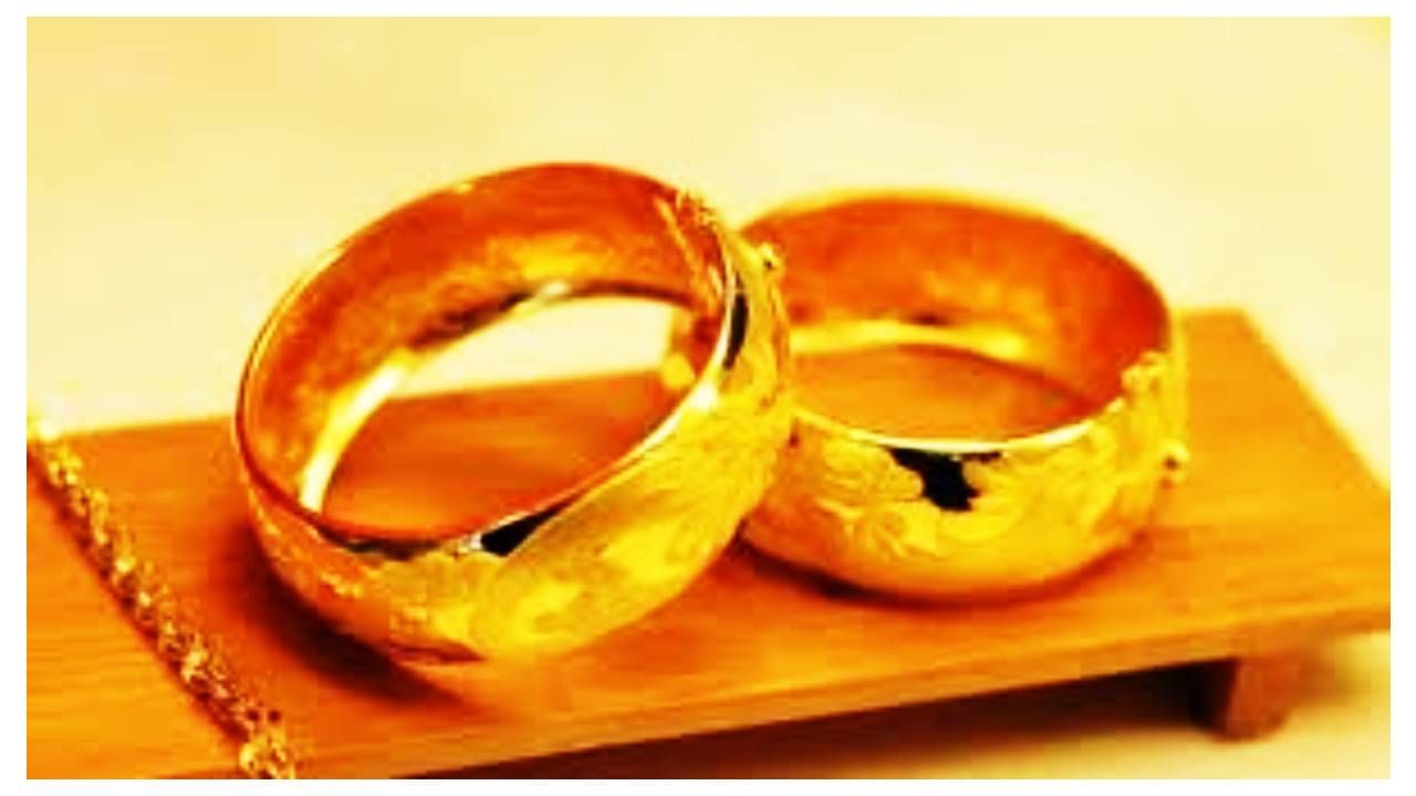 सोन्या आणि चांदीच्या दरात मोठी घसरण झाल्यामुळे आज खरेदी करणाऱ्या ग्राहकांना मोठा दिलासा मिळाला आहे