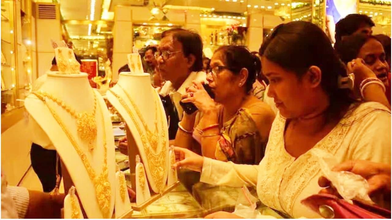 जळगावच्या सराफा बाजारात धनत्रयोदशीच्या दिवशी आज सोन्याच्या आणि चांदीच्या दरात मोठी घसरण झाली आहे.