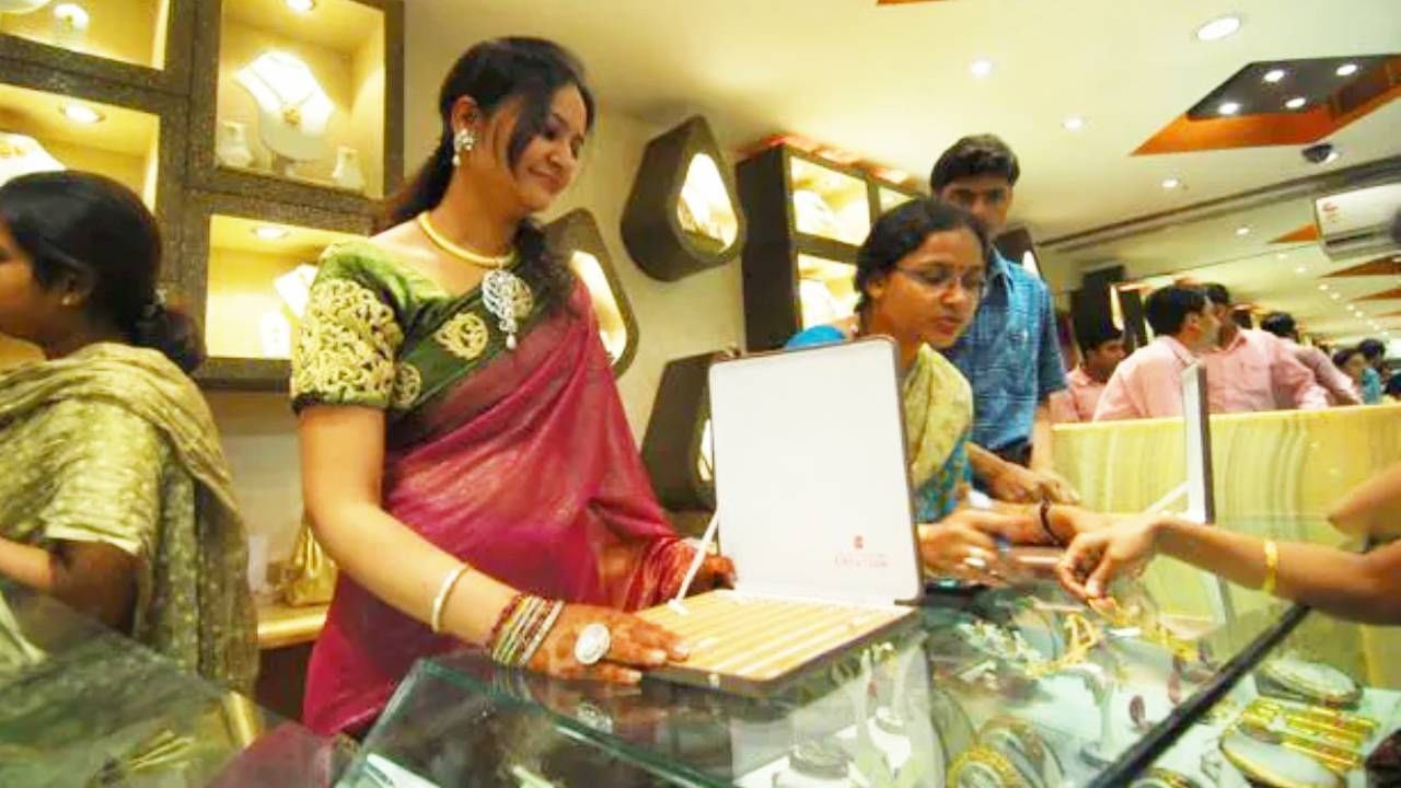 सोन्याच्या दरात गत पंधरवड्यात दहा ग्रॅम मागे दहा हजार रुपयांनी वाढ झाली असून साडेतीन मुहूर्तापैकी एक आणि सोने खरेदीचा खास मुहूर्त असलेल्या दसरा सणला 24 कॅरेट चा भाव प्रति दहा ग्रॅम  एक लाख 21 हजार रुपयावरती गेला आहे. तर चांदीचा दर किलोमागे 25000 रुपयांनी वाढून एक लाख 51 हजार रुपयांवरती गेला आहे. 