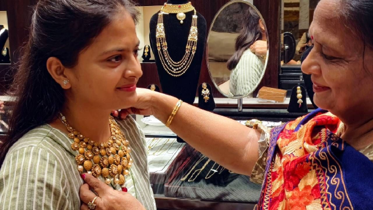 धनत्रयोदशीच्या मुहूर्तावर अनेक जण सोन्या-चांदीची खरेदी करत असतात. मुहूर्तावर सोने खरेदी करण्यासाठी आलेल्या महिला ग्राहकांनी बजेट कोलमडल्याच सांगत भाव कमी व्हावेत अशी अपेक्षा व्यक्त केली आहे.