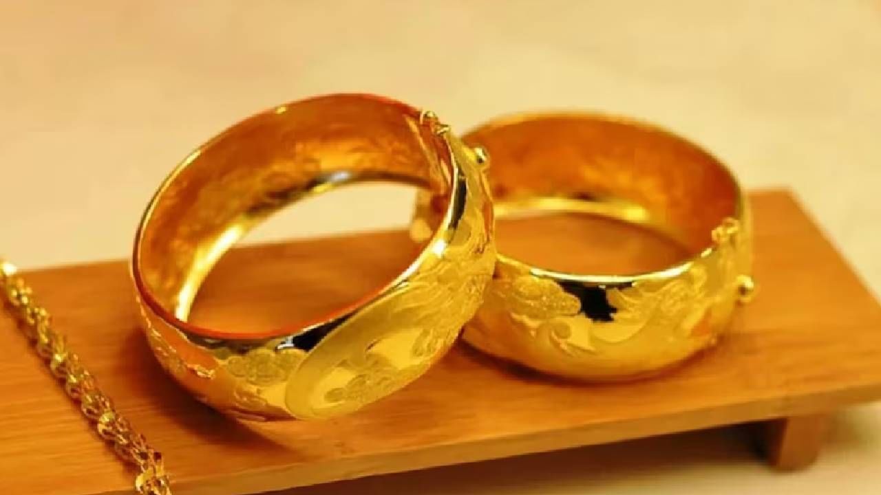 इतिहासात पहिल्यांदाच सोने आणि चांदीचे दर हे एक सारख्याच पद्धतीने सलग वाढत असल्याचा देखील चित्र जळगावच्या सराफ बाजारात पाहायला मिळत आहे.