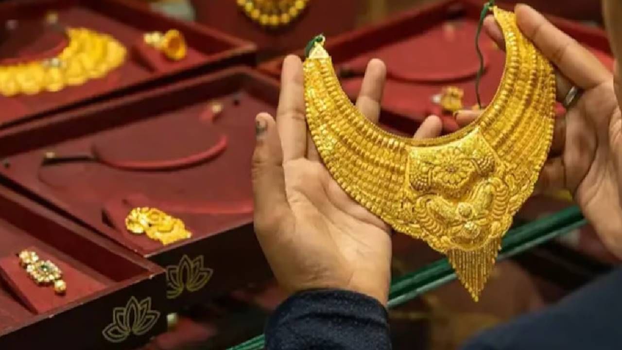 फ्रान्सच्या राजकारणात घडलेल्या घडामोडी, याबरोबरच आंतरराष्ट्रीय बाजारातील सोन्यात वाढलेली गुंतवणूक ही सोन्याने चांदीच्या दरवाढी मागचे प्रमुख कारण असल्याचा सराफ व्यावसायिक यांचे म्हणणं आहे