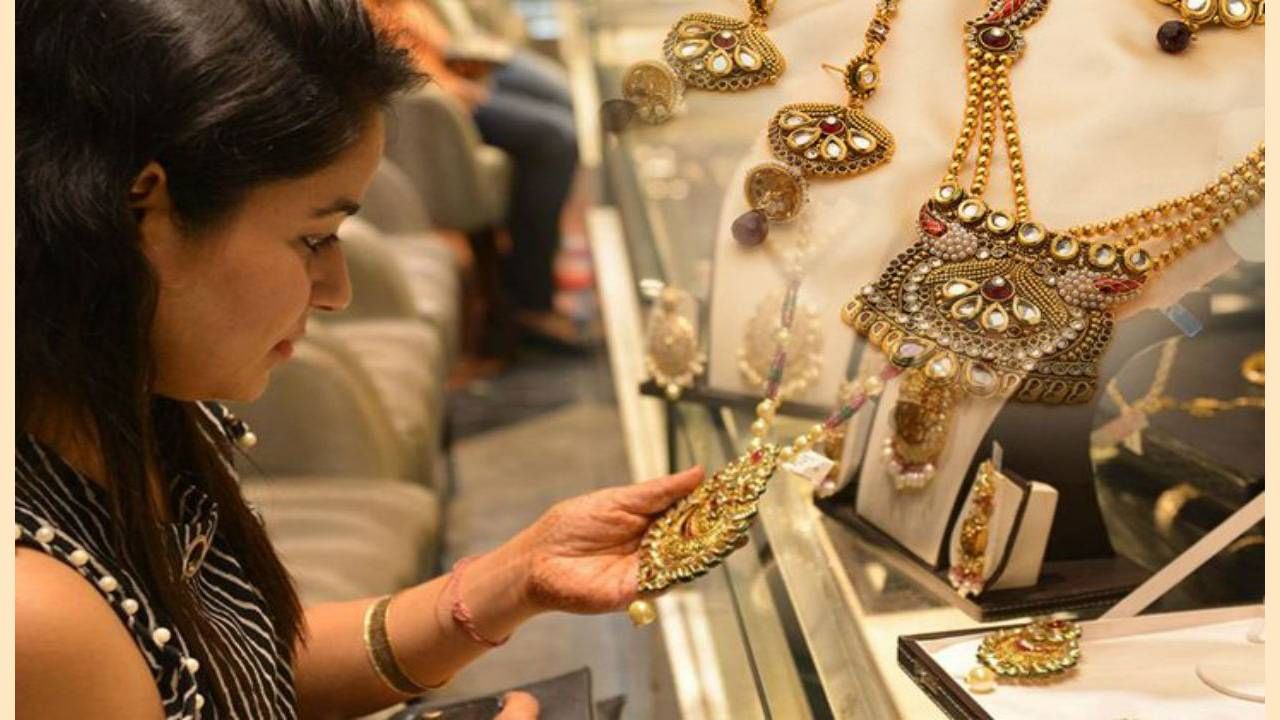 महिनाभरातील आतापर्यंतची सर्वात मोठी घसरण असून जळगावच्या सराफा दुकानांमध्ये खरेदीसाठी ग्राहकांची मोठी गर्दी झाल्याचे पाहायला मिळत आहे