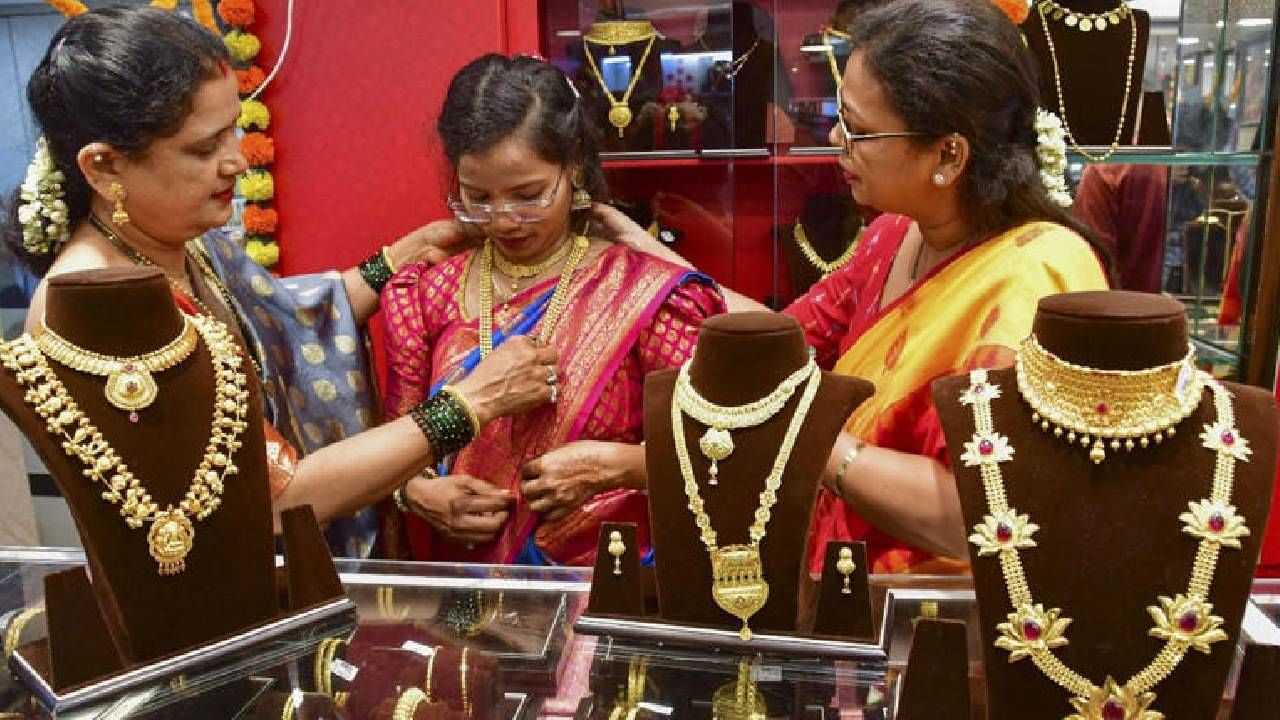 अमेरिका आणि चीन यांच्यात समझोता करार होणार असल्याचे शक्यतेमुळे त्याचा परिणाम जळगावात सोन्या आणि चांदीच्या दरावर झाल्याचं सराफ व्यावसायिक यांचं म्हणणं आहे.