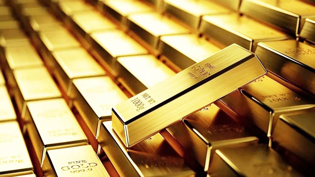 काही वृत्तानुसार, सप्टेंबर 2025 पर्यंत आरबीआयकडे एकूण 880 टन सोने होते, त्यापैकी 576 टन, म्हणजेच सुमारे ६५%, आता भारतात सुरक्षित आहे. चार वर्षांपूर्वी हा आकडा केवळ 38 टक्के इतका होता. याचा अर्थ आरबीआयने गेल्या 4 वर्षांत 280 टन सोने देशात परत आणून इतिहास रचला आहे.