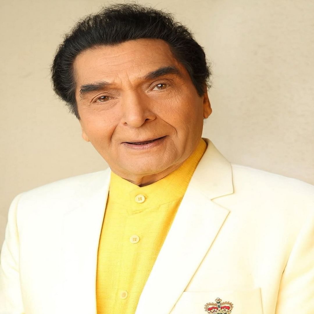 "शोले" चित्रपटातील जेलरच्या भूमिकेसाठी प्रसिद्ध असलेले ज्येष्ठ अभिनेते गोवर्धन असरानी यांचे 20 ऑक्टोबर रोजी 84 व्या वर्षी दीर्घ आजाराने निधन झाले. मुंबईतील सांताक्रूझ स्मशानभूमीत त्यांच्यावर अंत्यसंस्कार करण्यात आले. असरानी यांनी 350 हून अधिक चित्रपटांमध्ये काम केले आहे.