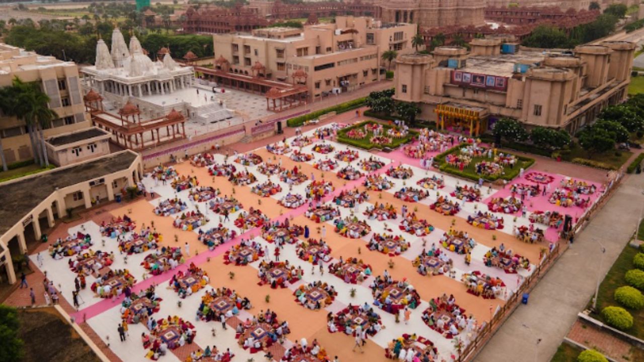 आज देशभरात दसरा साजरा केला जात आहे. प्रत्येकजण एकमेकांना आपट्याची पानं देऊन शुभेच्छा देत आहे. नवी दिल्लीतील स्वामिनारायण अक्षरधाम मंदिरातही दसऱ्याच्या पवित्र पर्वावर विश्वशांती महायज्ञाचं आयोजन करण्यात आलं आहे. वैश्विक शांती, सद्भावनेला प्रोत्साहन देण्याचा संकल्प करतानाच वैदिक परंपरेनुसार अनुष्ठाणही करण्यात आलं. यावेळी हजारो भाविकांनी उत्साहाने भाग घेतला.