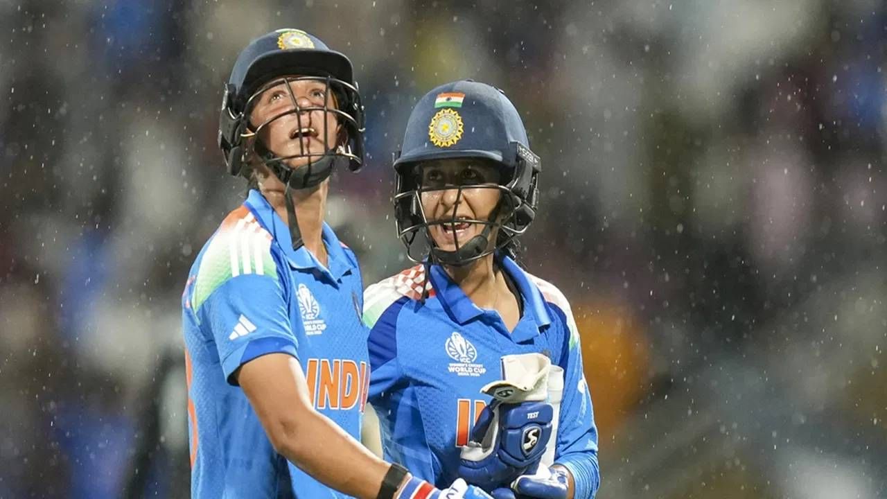 हरमनप्रीत कौरने ऑस्ट्रेलियाविरुद्ध वर्ल्डकप 2022 च्या उपांत्य फेरीत शतक ठोकलं होतं. त्यानंतर इंग्लंडविरुद्ध 2022 मध्ये अर्धशतकी खेळी केली होती. आता ऑस्ट्रेलियाविरुद्ध पुन्हा 50हून अधिक धावा केल्या आहेत. (Photo- PTI)