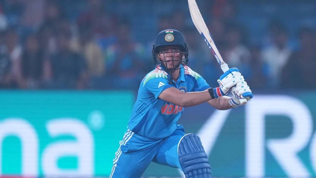 कर्णधार हरमनप्रीत कौरने 65 चेंडूत अर्धशतक पूर्ण केलं. या स्पर्धेत हरमनप्रीत कौरचं दुसरं अर्धशतक आहे. पण हे अर्धशतक तिने गरजेच्या वेळी मारलं. बाद फेरीत ऑस्ट्रेलियाविरुद्ध तिने झुंजार खेळी केली. (Photo- PTI)