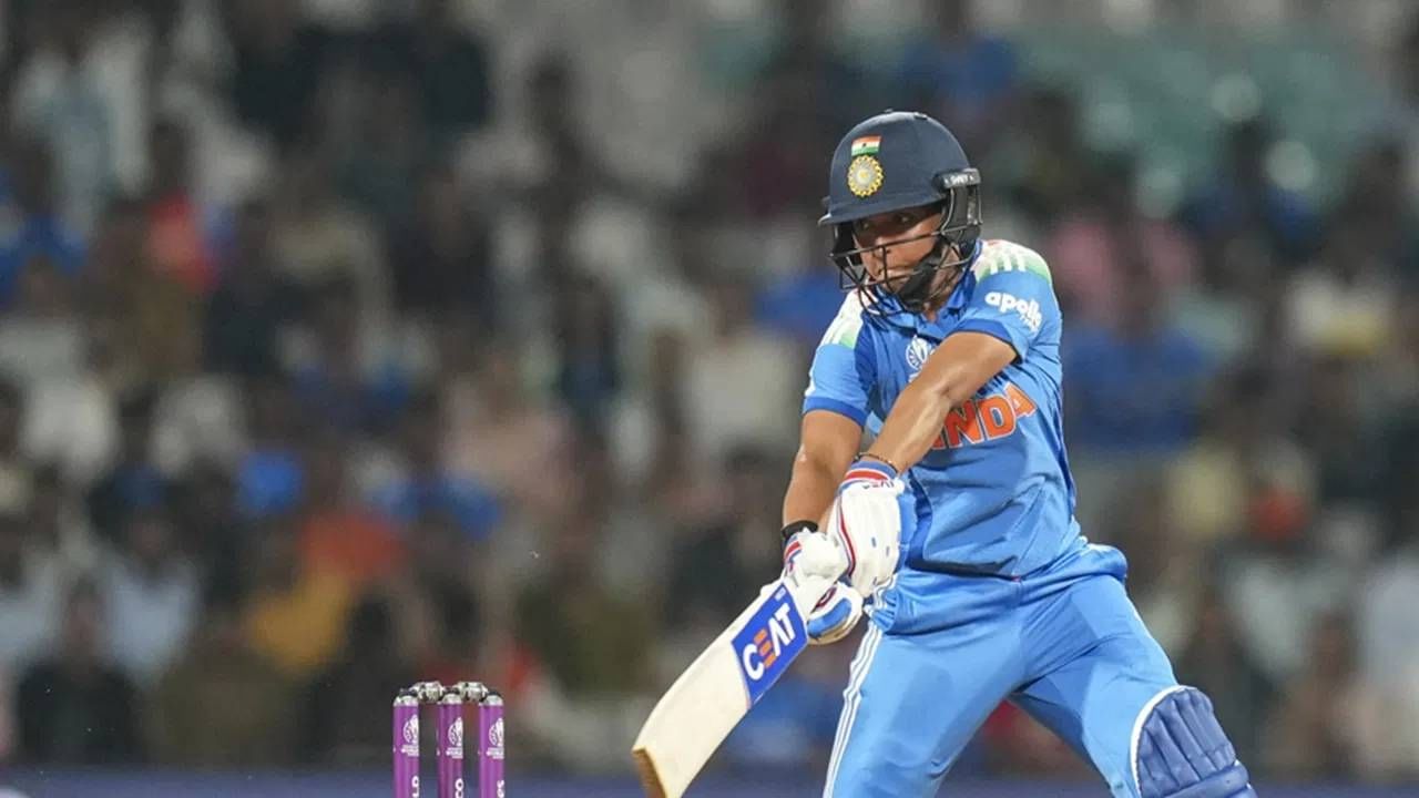 एकदिवसीय विश्वचषकातील पुरुष किंवा महिलांच्या नॉकआउटमध्ये 300 पेक्षा जास्त धावांचं लक्ष्य गाठण्याची ही पहिलीच वेळ आहे. भारतीय कर्णधार हरमनप्रीत कौरने पुन्हा एकदा ऑस्ट्रेलियाविरुद्ध झुंझार खेळी केली. दोन विकेट झटपट बाद झाल्यानंतर मैदानात उतरली होती. तिने जेमिमा रॉड्रिग्ससोबत 167 धावांची भागीदारी केली. ही भारताची विश्वचषकातील कोणत्याही बाद फेरीतील सर्वोच्च भागीदारी होती तसेच विश्वचषकातील ऑस्ट्रेलियाविरुद्धची सर्वोच्च भागीदारी होती. हरमनप्रीत कौरने 88 चेंडूत 10 चौकार आणि 2 षटकार मारत 89 धावांची खेळी केली. (Photo- PTI)