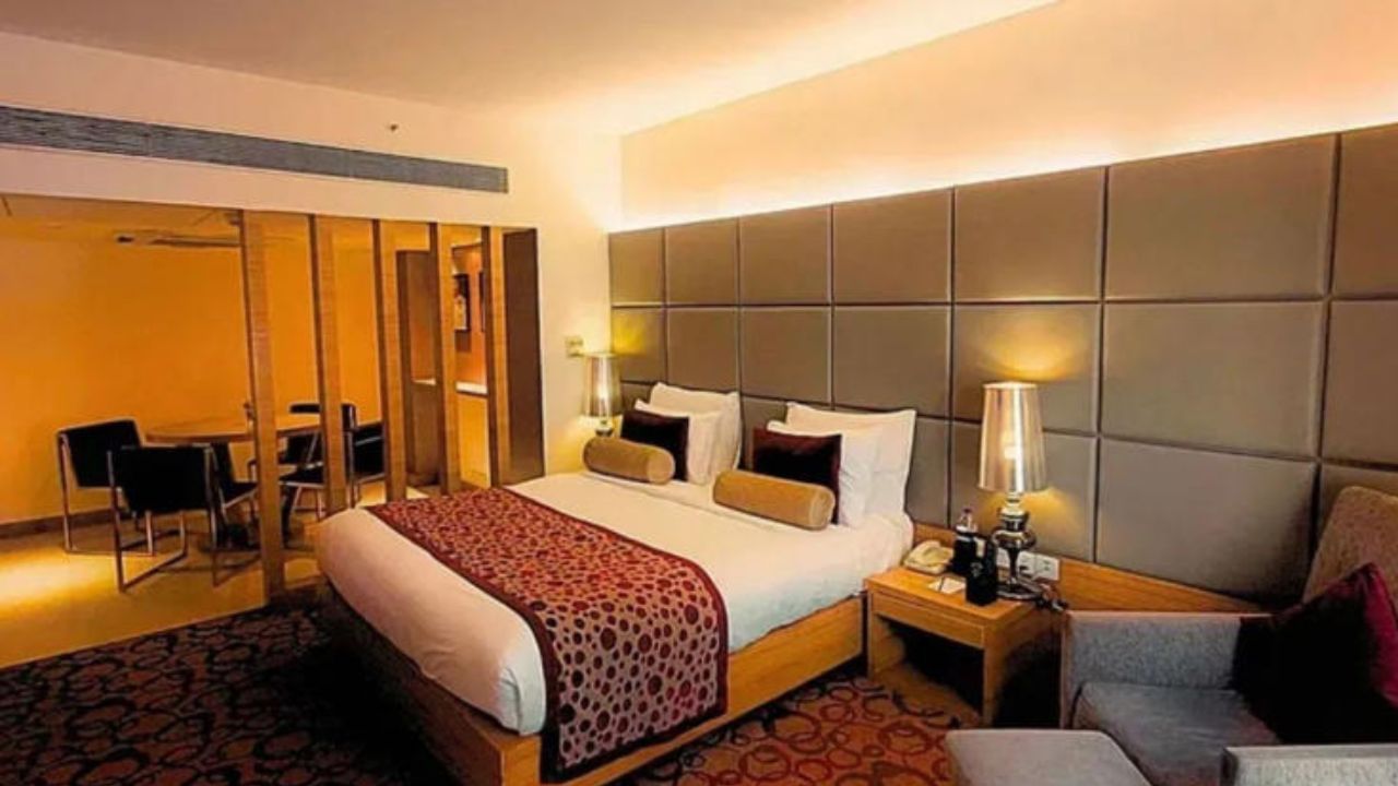 ऑनलाइन बुकिंग करताना ऑफर्सच्या नावाखाली फसवणूक होण्याची शक्यता असते. त्यामुळे तुम्हाला हॉटेल बुकिंगची ऑफर किंवा दर संशयास्पद वाटत असेल, तर बुकिंग एकदा क्रॉस चेक करा. 