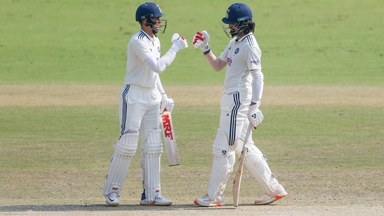 भारत ऑस्ट्रेलिया यांच्यातील वनडे आणि टी20 मालिका संपली की लगेच भारतीय क्रीडाप्रेमींना कसोटी क्रिकेटची मेजवानी मिळमार आहे. भारताची गतविजेत्या वर्ल्ड टेस्ट चॅम्पियन दक्षिण अफ्रिकेशी लढत होणार आहे. सहा वर्षांनी कसोटी क्रिकेटचे मैदानावर पुनरागमन होत आहे. दोन सामन्यांची ही मालिका असून पहिल्या सामन्याची तिकीट विक्री सुरु झाली आहे.(PHOTO- BCCI Twitter)