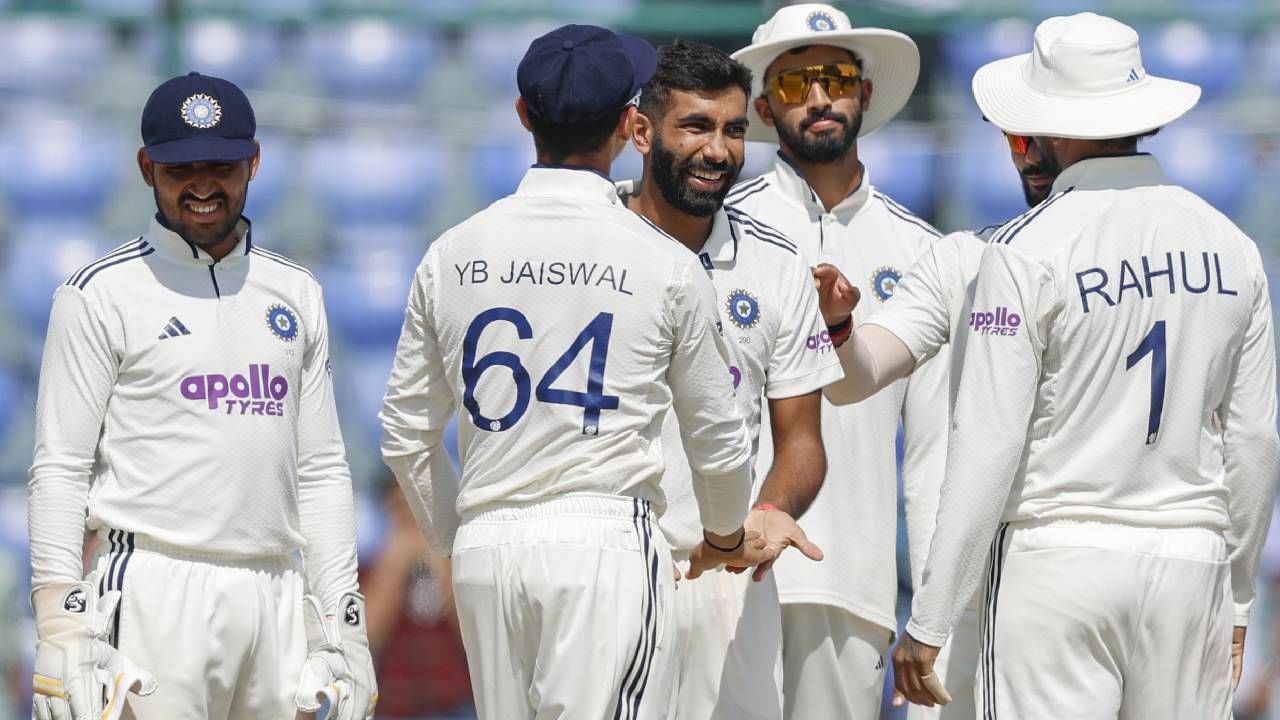 भारत आणि दक्षिण अफ्रिका यांच्यात दोन सामन्यांची कसोटी मालिका आहे. पहिला कसोटी सामना 14 नोव्हेंबरपासून कोलकात्याच्या ईडन गार्डन्सवर, तर दुसरा कसोटी सामना 22 नोव्हेंबरपासून गुवाहाटीत खेळला जाईल. वर्ल्ड टेस्ट चॅम्पियनशिपच्या दृष्टीने भारताला दोन्ही सामन्यात विजय मिळवावा लागणार आहे. (PHOTO- BCCI Twitter)