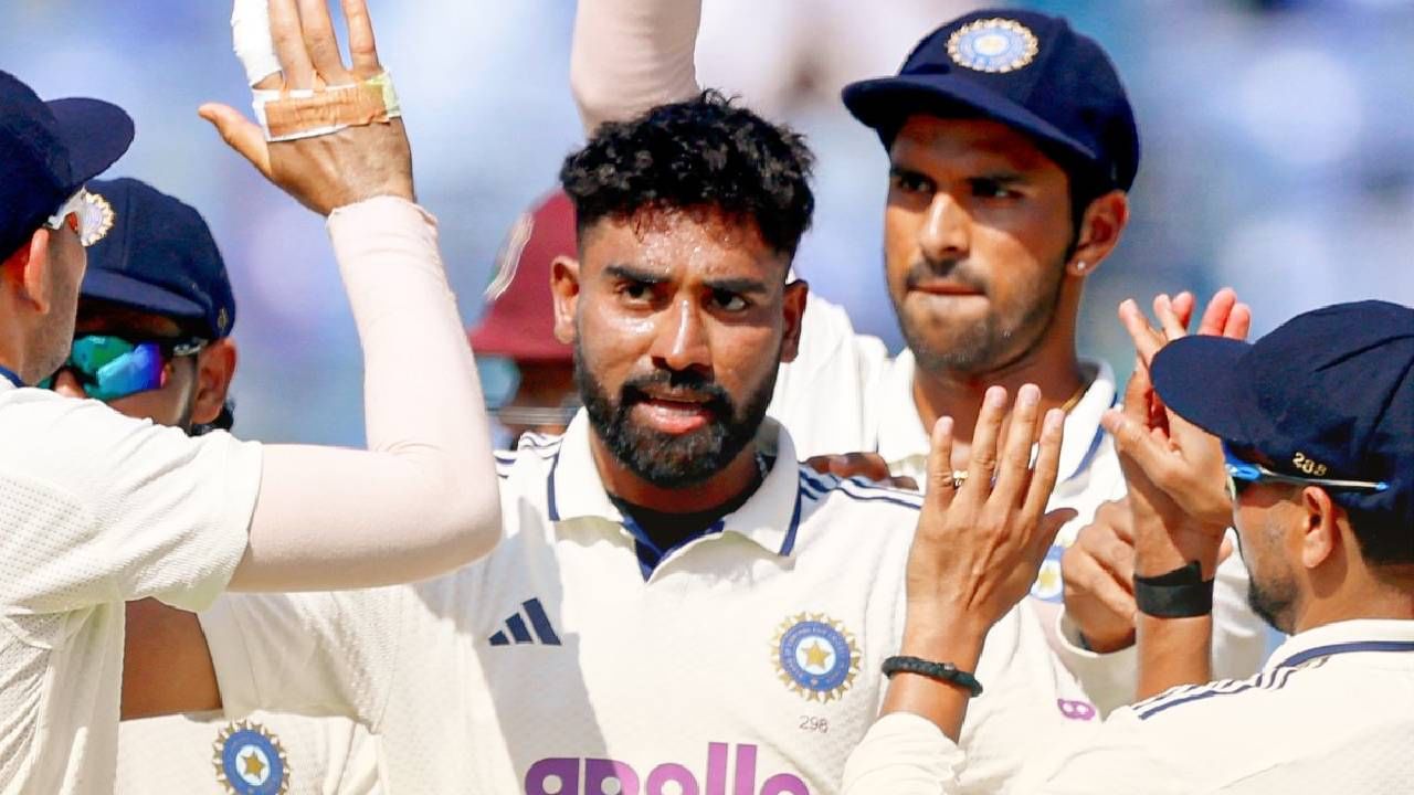 वेस्ट इंडिजविरुद्धचा दुसरा कसोटी सामना भारत सहज जिंकेल असं चित्र होतं. फॉलोऑनमध्येच भारतीय गोलंदाज गुंडाळतील असं चित्र होतं. पण तसं झालं नाही. उलट वेस्ट इंडिजच्या फलंदाजांनी भारतीय गोलंदाजांना विकेटसाठी चांगलंच झुंजवलं. फॉलोऑनची नामुष्की टाळून विजयासाठी 121 धावा दिल्या. (Photo-BCCI)