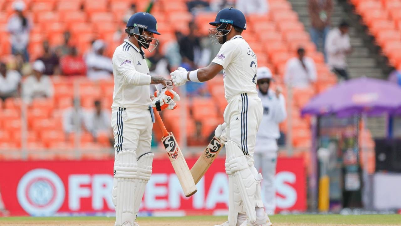 वेस्ट इंडिजने दुसरा कसोटी सामना जिंकला तर भारताच्या विजयी टक्केवारीला फटका बसेल. इतकंच काय तर वेस्ट इंडिजचा संघ पाचव्या स्थानावर येईल. भारताची विजयी टक्केवारी 47.62 इतकी होईल आणि तिसऱ्या स्थानावर राहील. तर वेस्ट इंडिज 20 टक्क्यांसह पाचव्या स्थानी राहील. हा सामना ड्रॉ झाला तर भारताची विजयी टक्केवारी 52.38 राहील. तर वेस्ट 6.67 टक्क्यांसह सहाव्या स्थानी राहील. (Photo- BCCI Twitter)