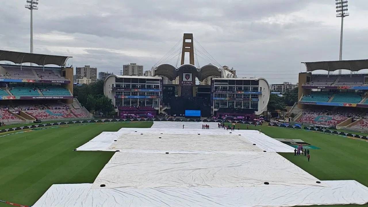 आयसीसीने उपांत्य फेरीच्या महत्त्वाच्या सामन्यासाठी एक दिवस राखून ठेवला आहे. त्यामुळे हा सामना ठरल्या दिवशी झाला नाही तर 31 ऑक्टोबर रोजी होण्याची शक्यता आहे. पण या दिवशीही पावसाच्या सरी कोसळतील असा अंदाज आहे. त्यामुळे सामना रद्द करण्याची वेळ येऊ शकते. (Photo-PTI)
