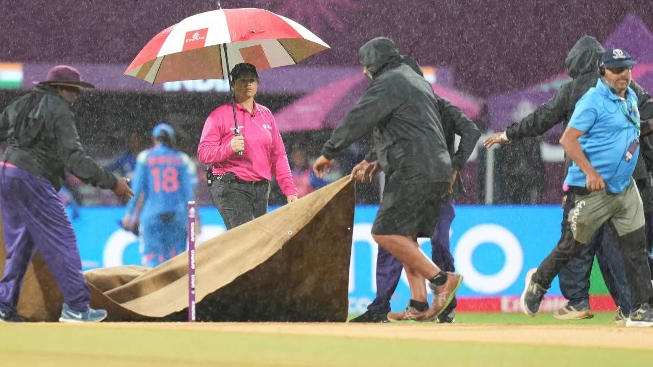 कोकणाच्या दक्षिणेकडील भागात कमी दाबाच्या पट्टा निर्माण झाल्याने मुंबईत अधूनमधून पाऊस पडत आहे. पुढील 48 ते 72 तासांत मुंबईत जोरदार वाऱ्यांसह  मुसळधार पाऊस पडण्याची शक्यता आहे. 30 ऑक्टोबर रोजी नवी मुंबईत होणाऱ्या उपांत्य सामन्यादरम्यान दुपारी पावसाची शक्यता 69 टक्के आहे. या दिवशी एकूण 3.8 मिमी पाऊस पडण्याची शक्यता आहे. (Photo-PTI)