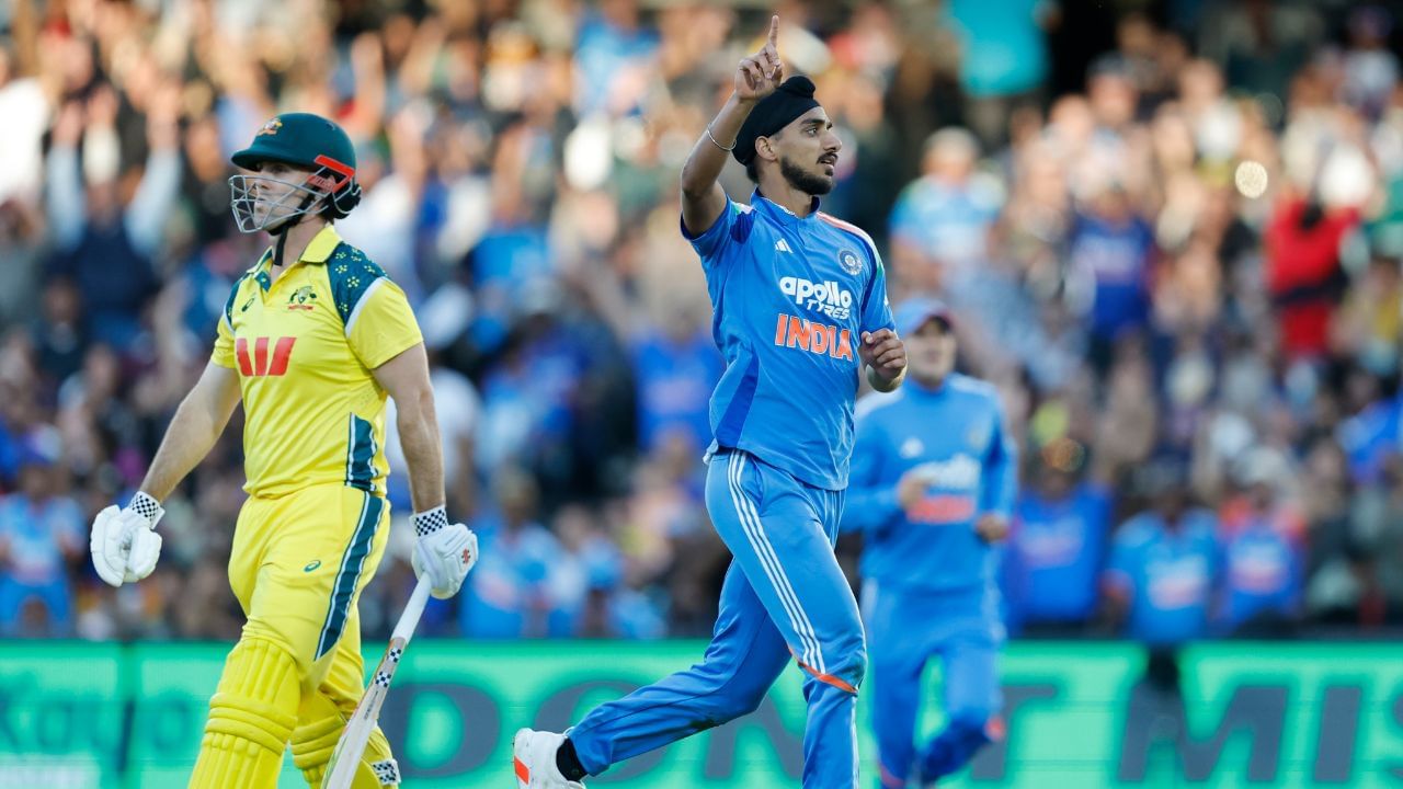 वनडे क्रमवारीत भारतीय संघ अव्वल स्थानावर कायम आहे. भारताचे रेटिंग सध्या121 आहे. सलग दोन सामने गमावल्यानंतर भारताचे रेटिंग घसरले आहे. मात्र तरीही संघ पहिल्या क्रमांकावर आहे. 