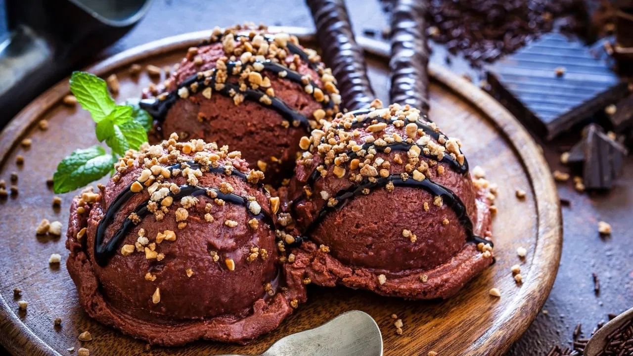 असा दावा केला जातो की 18 व्या शतकात Ice Cream अमेरिकेत पोहोतला आणि त्याचं व्यवसायिक उत्पादन मोठ्या प्रमाणात सुरु झालं. आज भारतात देखील Ice Cream  प्रचंड लोकप्रिय आहे. 