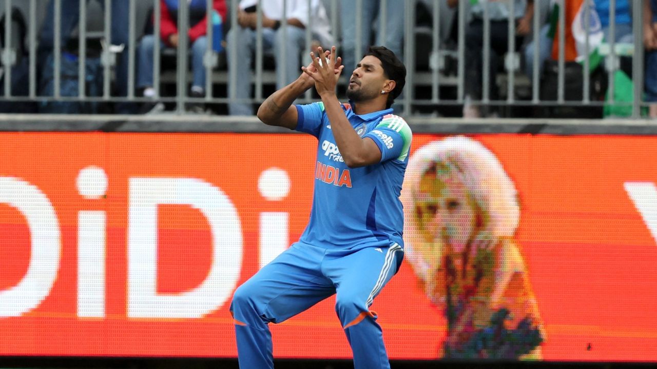 हर्षित राणा: हर्षित राणा या सामन्यात फेल गेला. त्याने 4 ओव्हरमध्ये 27 धावा दिल्या, मात्र त्याला एकही विकेट मिळाली नाही. आता पुढील सामना 23 ऑक्टोबर रोजी अॅडलेडमध्ये होणार आहे.  