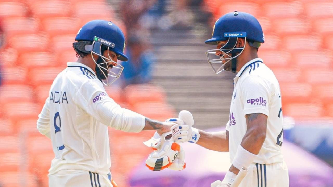 अहमदाबादच्या नरेंद्र मोदी स्टेडियममध्ये वेस्ट इंडिजला पहिल्या डावात 162 धावांवर गुंडाळलं. त्यानंतर पहिल्या डावात भारताने पाच गडी गमवून 448 धावा केल्या. तसेच 286 धावांची मजबूत आघाडी घेतली.  यात तीन फलंदाजांनी शतकी खेळी केली. टीम इंडियाने आधीच अनेक नवीन विक्रम प्रस्थापित केले आहेत. (Photo_ BCCI Twitter)