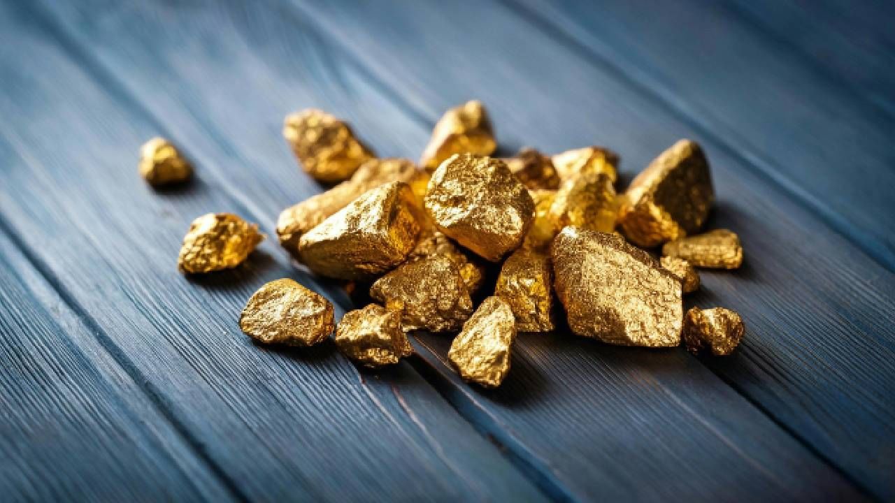 कर्नाटकमधील खाणीतून 103 दशलक्ष सोने उत्पादन होते. कोलर, धारवाड, हसन आणि रायचूर जिल्ह्यात सोन्याच्या खाणी आहेत. हुत्ती आणि कोलार या देशातील सर्वात गाजलेल्या सोने खाणी आहेत.