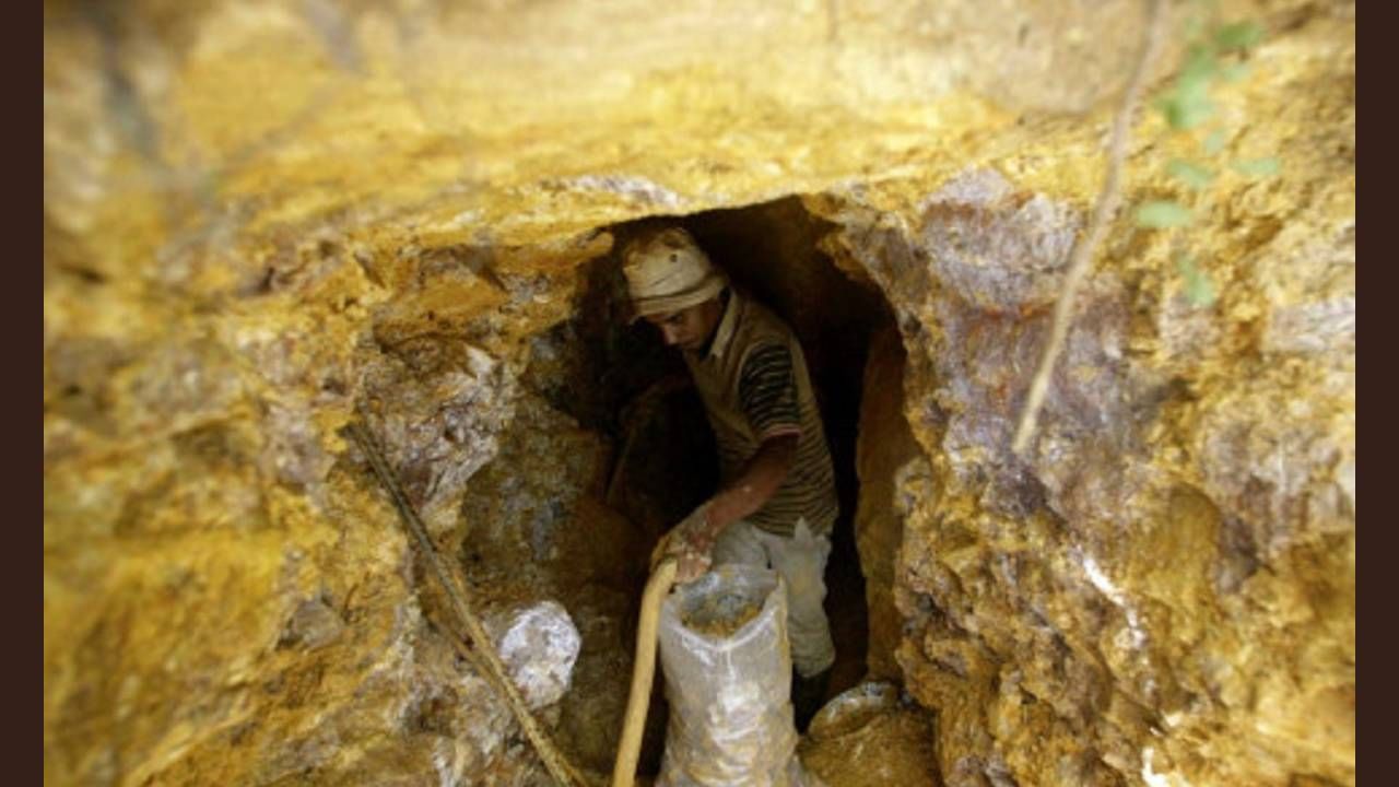 बिहार तसे गरीब राज्य म्हणून ओळखले जाते. पण या राज्यात सोन्याचा मोठा साठा आहे. जमूई जिल्ह्यातील सोने खाणीत देशातील एकूण सोन्याचा 44 टक्के वाटा आहे. 222.8 दशलक्ष टन सोने येथून येते. 