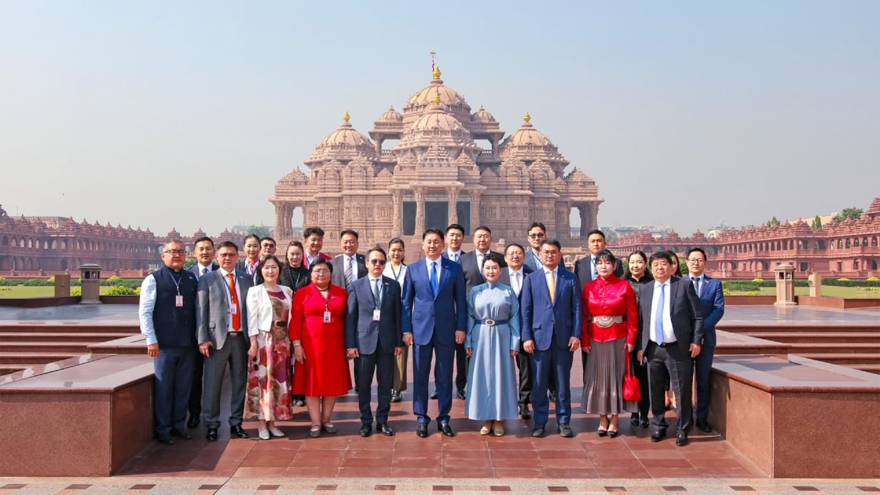 मंगोलियाचे राष्ट्रपती उखनागीन खुरेलसूख यांचे मंदिरात आगमन होताच मंदिरातील वरिष्ठ स्वामींनी त्यांचे पारंपरिक पद्धतीने आणि आदराने स्वागत केले. या भेटीदरम्यान राष्ट्रपतींनी मंदिराच्या पवित्र वातावरणात प्रार्थना केली. तसेच अभिषेक अनुष्ठानामध्ये सक्रिय सहभाग घेतला. या अनुष्ठानामुळे त्यांना भारतीय अध्यात्माचा आणि परंपरांचा अनुभव घेता आला.