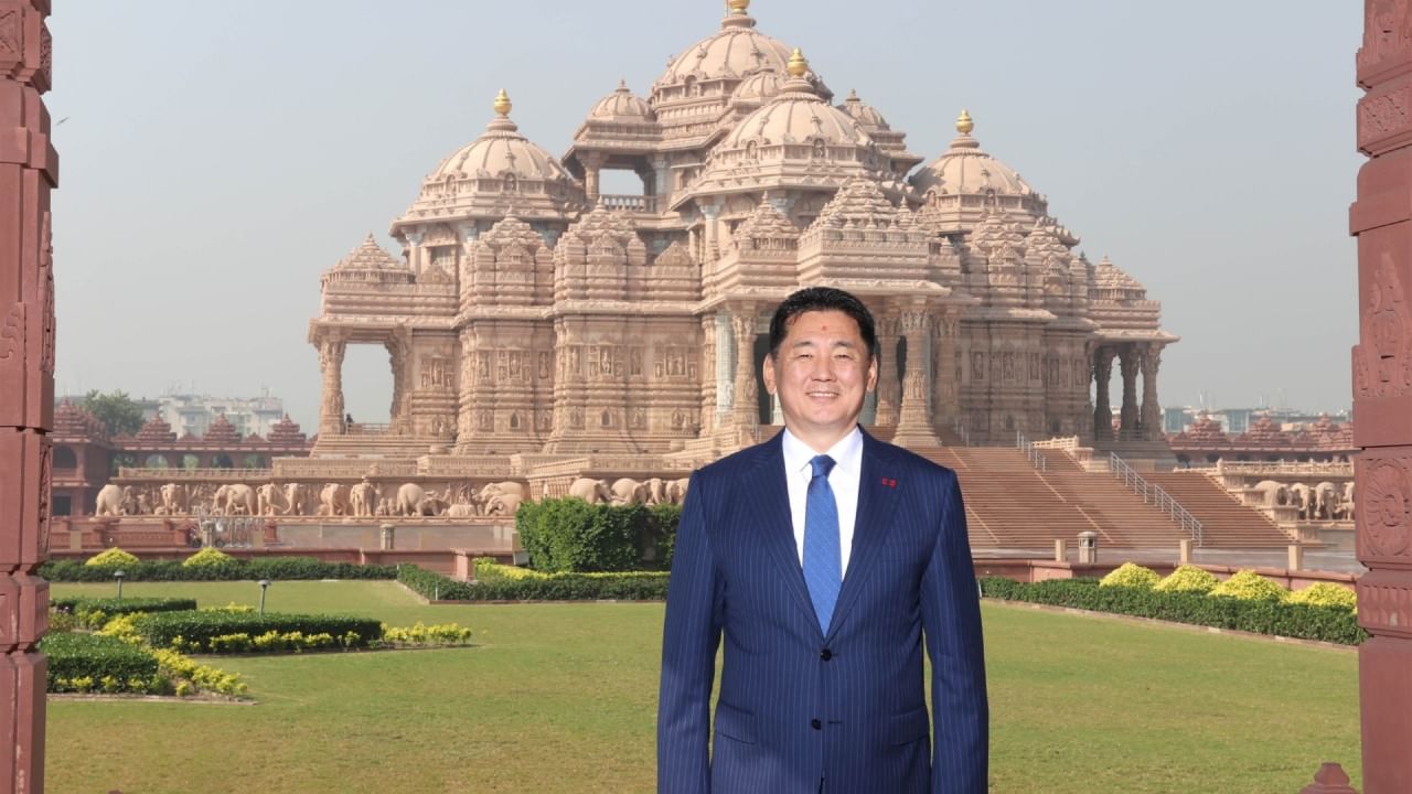 मंगोलियाचे राष्ट्रपती उखनागीन खुरेलसूख यांनी नुकतंच नवी दिल्लीतील स्वामीनारायण अक्षरधाम मंदिराला भेट दिली. या भेटीमुळे भारत आणि मंगोलिया यांच्यातील सांस्कृतिक आणि आध्यात्मिक संबंध अधिक दृढ झाले आहेत.