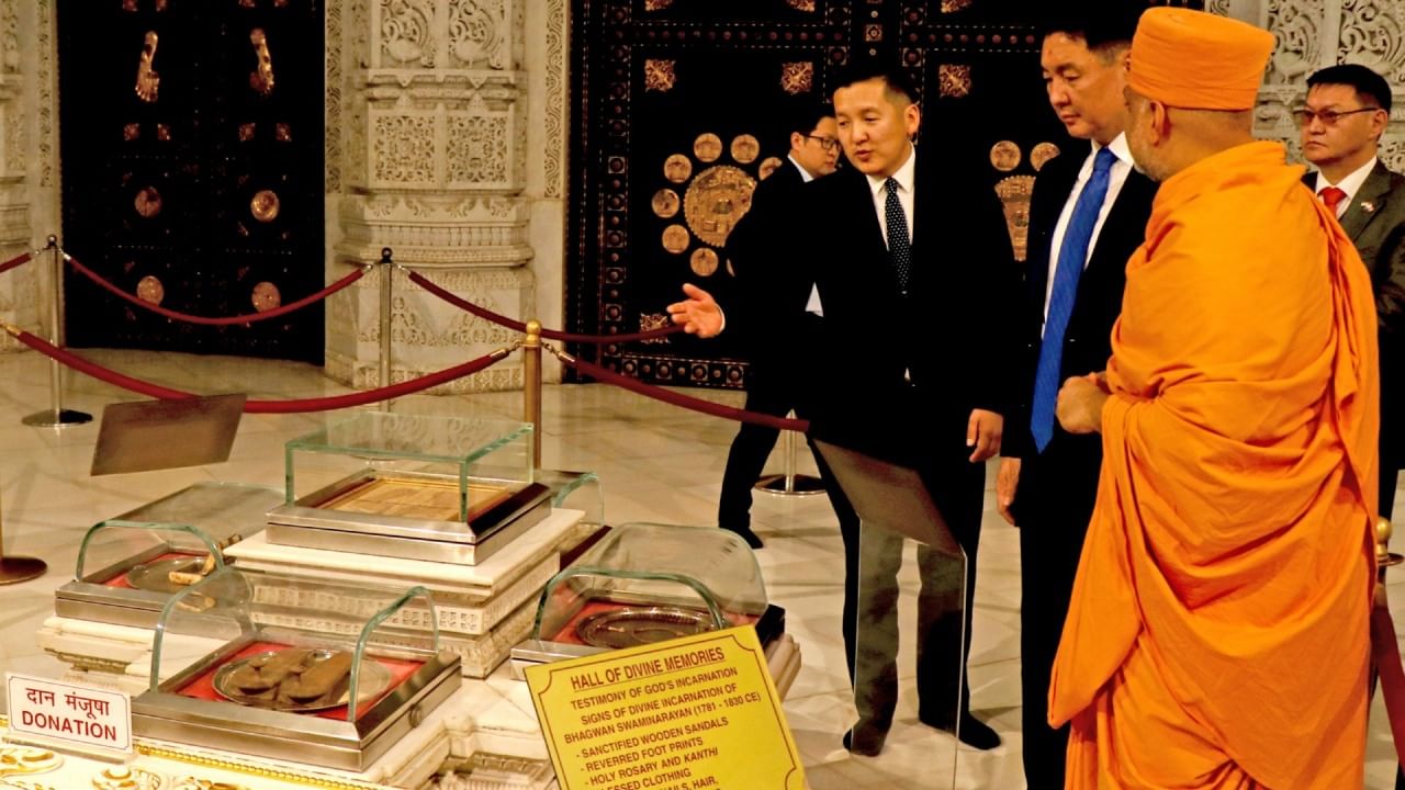 आपल्या भेटीची एक खास आठवण म्हणून राष्ट्रपती खुरेलसूख यांनी अक्षरधाम मंदिराला एक खास मंगोलियन काश्मिरी प्रिंट भेट म्हणून सादर केली. ही भेट दोन्ही राष्ट्रांच्या संस्कृतींचा आणि कलेचा संगम दर्शवते.