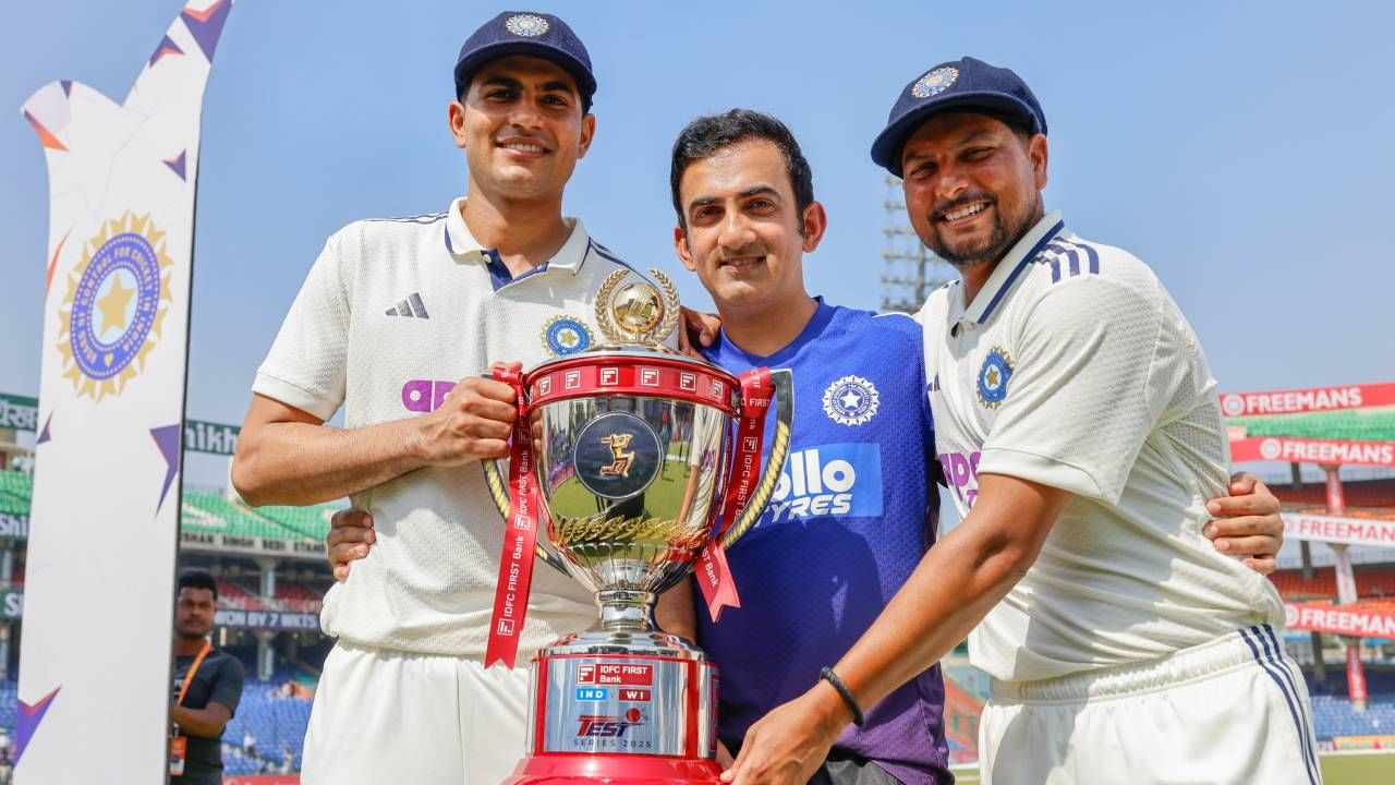 शुबमन गिलच्या नेतृत्वात भारताची विजयी घोडदौड सुरु आहे. इंग्लंडला त्यांच्याच भूमीत 2-2 बरोबरीत रोखलं. त्यानंतर वेस्ट इंडिजला दोन्ही सामन्यात पराभवाची धूळ चारत आंतरराष्ट्रीय सर्वाधिक विजयाची नोंद केली आहे. भारतीय इंग्लंडच्या तुलनेत कमी सामने खेळला आहे, हे विशेष..(Photo- BCCI Twitter)