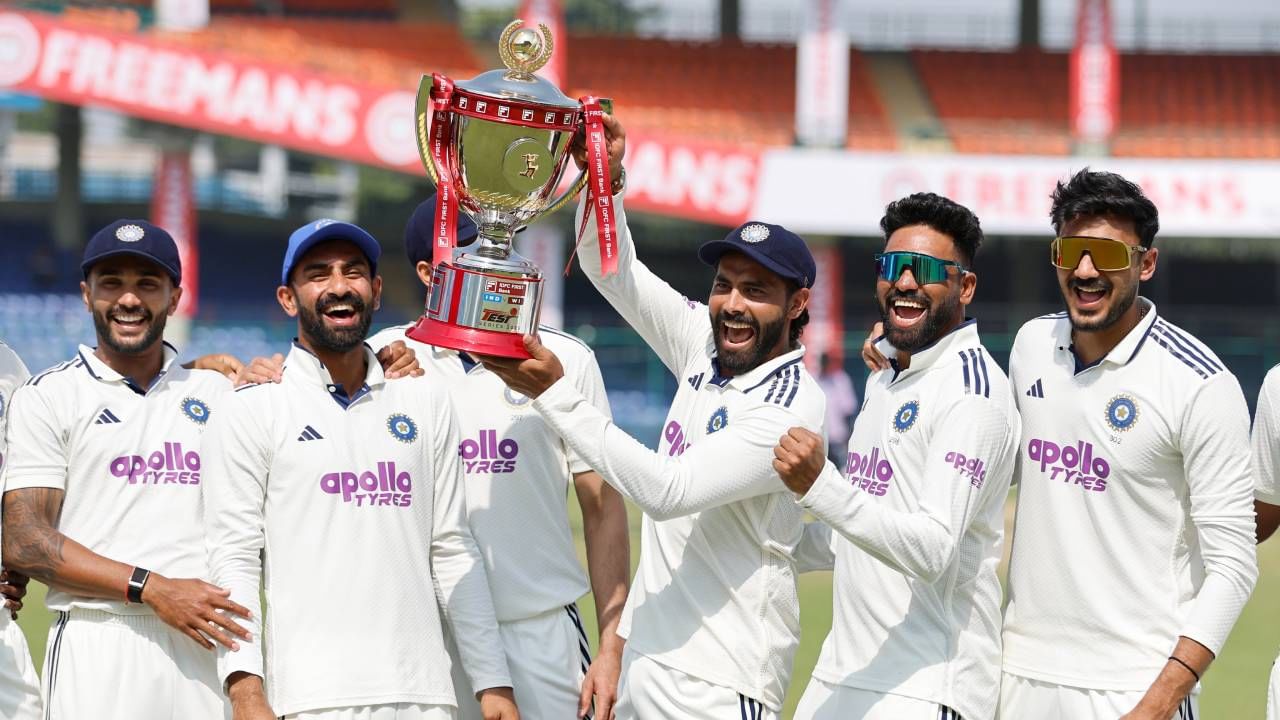 भारताने वेस्ट इंडिजविरुद्धची दोन सामन्यांची मालिका 2-0 ने खिशात घातली. या विजयासह भारताने आंतरराष्ट्रीय क्रिकेटमध्ये मोठी कामगिरी केली आहे. भारताच्या विजयाची संख्या 922 पर्यंत वाढली आहे. आंतरराष्ट्रीय क्रिकेटमध्ये सर्वाधिक विजय मिळवणारा दुसरा संघ ठरला आहे. (Photo- BCCI Twitter)