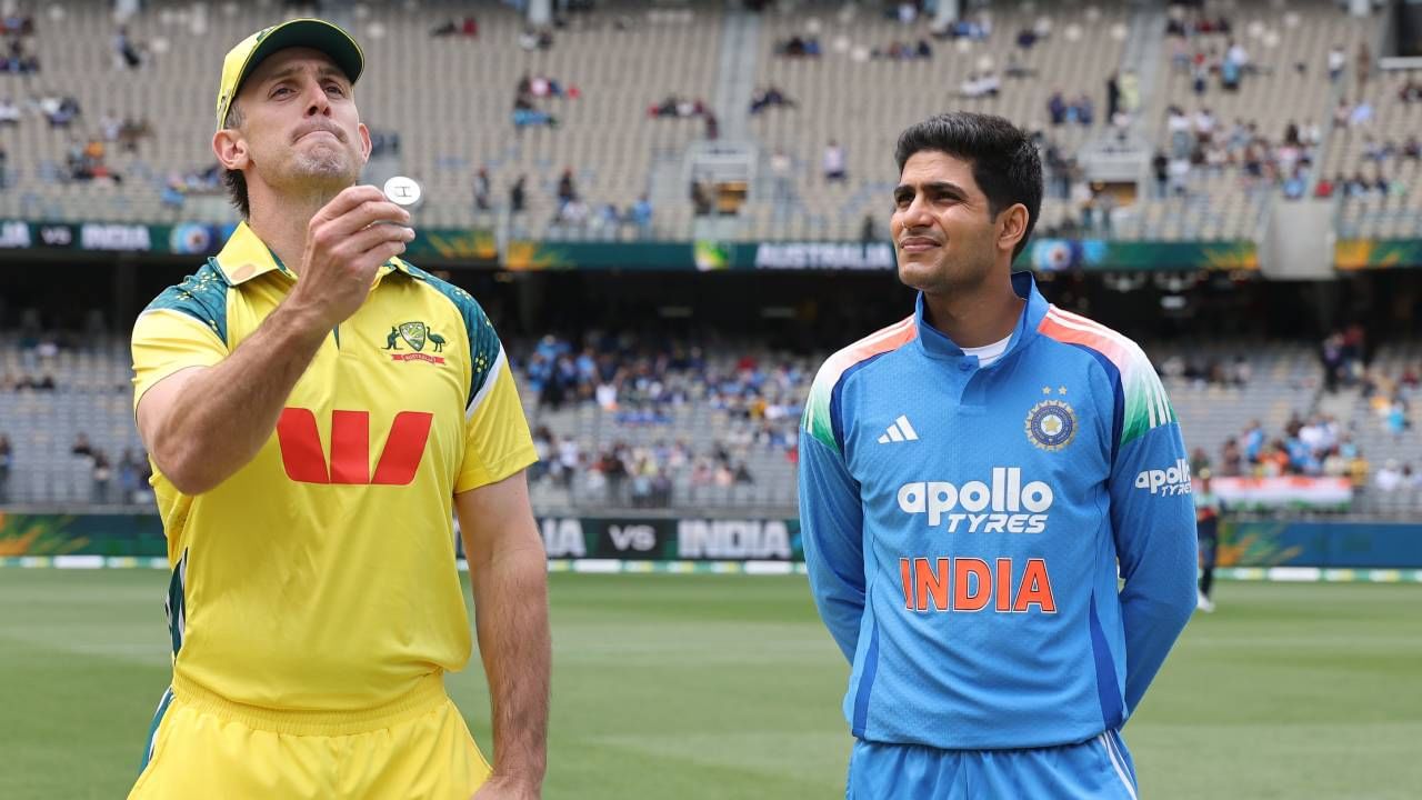 भारत आणि ऑस्ट्रेलिया यांच्यात पहिला वनडे सामना होत आहे. या सामन्यात वारंवार पावसाचा व्यत्यय आल्याने 26 षटकांचा सामना खेळवण्यात आला. या सामन्यात भारताने 26 षटकात 9 गडी गमवून 136 धावा केल्या. (फोटो- BCCI Twitter)