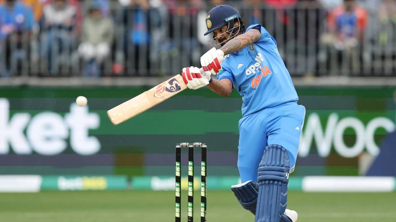 2023 नंतर पहिल्यांदाच भारतीय संघाने खूपच खराब कामगिरी केली. याआधी 2023 मध्ये ऑस्ट्रेलियाविरुदध खराब कामगिरी केली होती. पॉवर प्लेमध्य 27 धावा केल्या होत्या. आता पुन्हा तसंच घडलं आहे. तेव्हाही भारताने 10 षटकात 27 धावा केल्या होत्या.  (फोटो- BCCI Twitter)