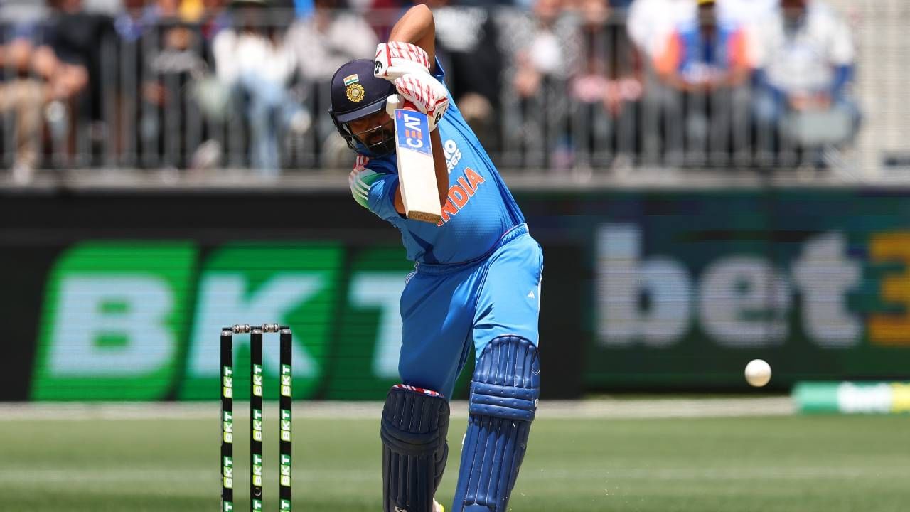 ऑस्ट्रेलियाविरुद्धच्या पहिल्या सामन्यात भारताची सुरुवात काही चांगली झाली नाही. माजी कर्णधार रोहित शर्माकडून फार अपेक्षा होत्या. मात्र फक्त 8 धावा करून बाद झाला. जोश हेझलवूडच्या गोलंदाजीवर विकेट देऊन बसला.  (फोटो- ICC Twitter)