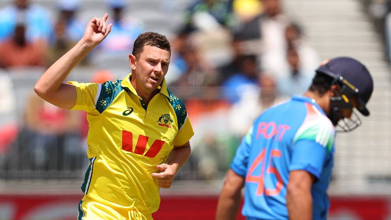 रोहित शर्मा बाद झाल्यानंतर विराट कोहली मैदानात उतरला. त्यानेही भारतीय क्रीडाप्रेमींची निराशा केली. 8 चेंडूंचा सामना केला पण एकही धाव काढता आली नाही. मिचेल स्टार्कच्या गोलंदाजीवर झेल देत बाद झाला. (फोटो- ICC Twitter)